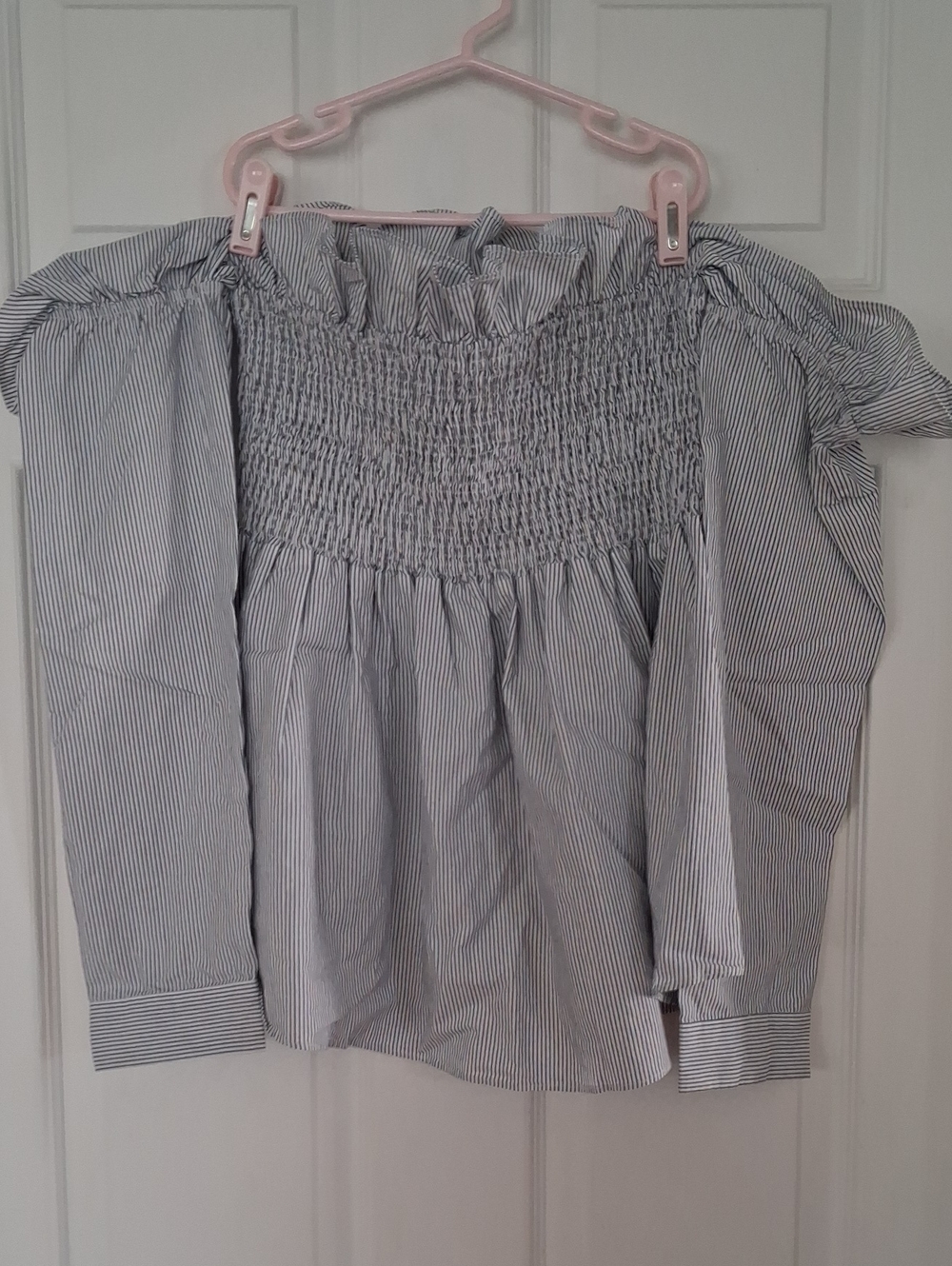 NYTT Blue & White Striped Off-Shoulder Smocked Blouse